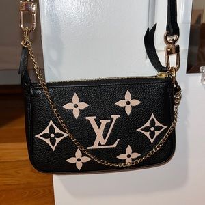 Black Louis Vuitton Pouchette in Great Condition